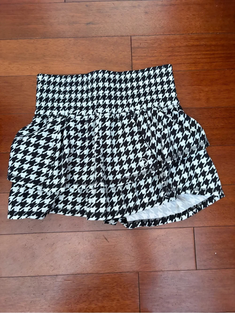 ALO Yoga Black & White Houndstooth Ruffle Skort